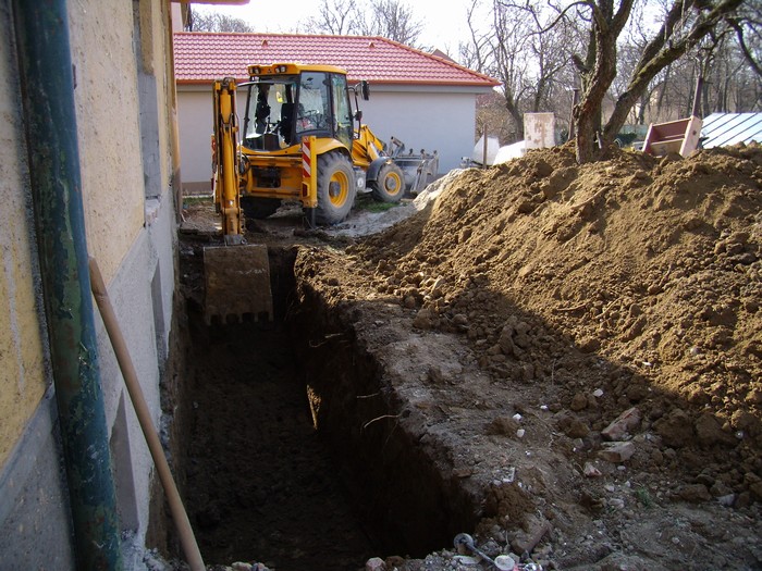 kliknite pre zväčšenie Jama na schodisko do pivnice